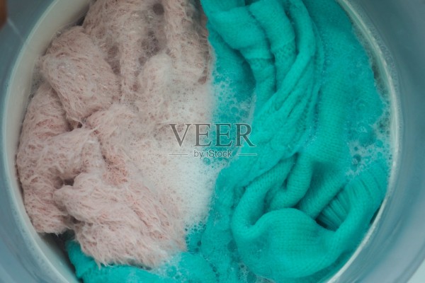 洗衣机里洗涤色彩鲜艳的衣物照片摄影图片