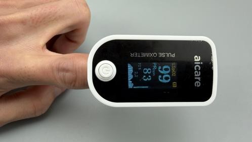 拆解指夹式血氧仪，夹到手指上就能测量血氧和脉搏，怎么做到的？