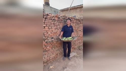 从娘家偷偷拿几颗玉米，居然被半路搅糊了