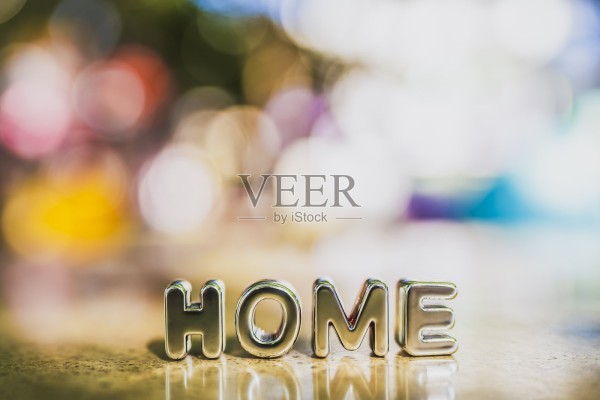 家字装饰，背景柔和虚化，象征舒适、温馨与幸福。非常适合房地产、生活方式、家庭、室内设计和温馨生活概念，并留有复制空间。照片摄影图片