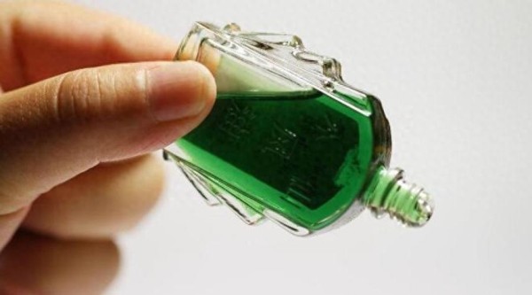 风油精的隐藏妙用：去除难撕标签等家居生活小技巧插图