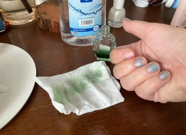 风油精的隐藏妙用：去除难撕标签等家居生活小技巧插图3