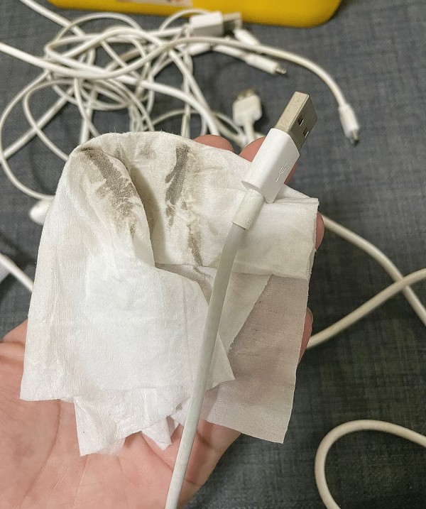 风油精的隐藏妙用：去除难撕标签等家居生活小技巧插图4