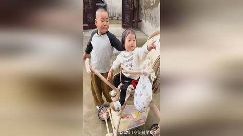 妹妹似乎知道了，哥哥来了就有好吃的