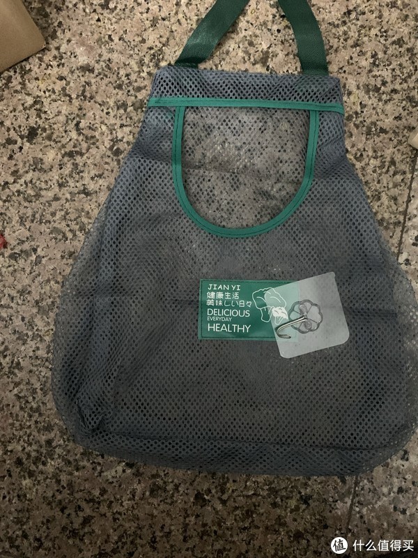 在橱柜门后面，加上一个收纳袋