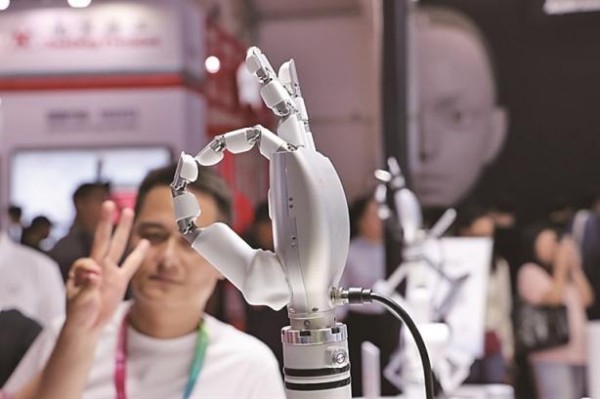 观众在2025世界机器人大会上观看一款灵巧手。