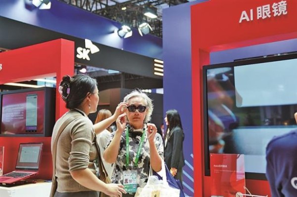 参观者在国家会展中心（上海）试戴一款AI眼镜。