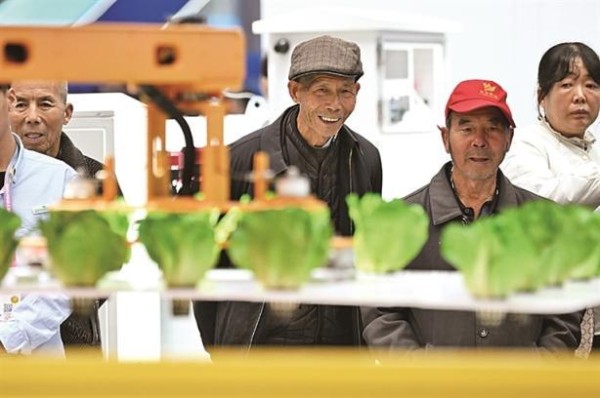 参观者在杨凌农高会上参观“无人化植物工厂”。