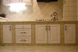 定做整体橱柜要2万，真黑！瓦工做个砖砌橱柜3千多搞定，超耐用图片