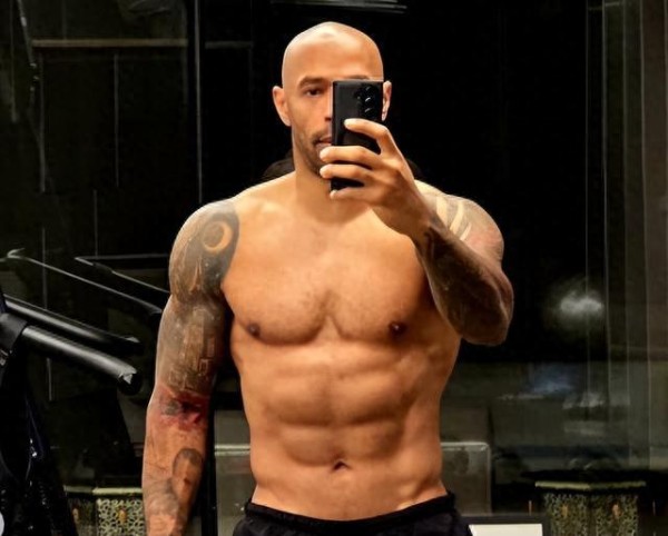 48岁亨利公开健身秘诀 与模特女伴一起训练保持巅峰身材