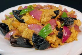 看酒店大厨是如何做洋葱炒鸡蛋的，这烹饪技术太棒了，先收藏了