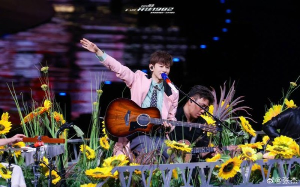 在张杰看来，在鸟巢这样的大场地，唱经典的老歌会更好。