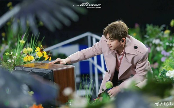 张杰表示，看到歌迷带着自己的家人，他会觉得大家之间的情感很久了。