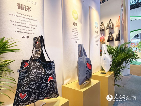 LOQI展示可循环万用袋。人民网 符泽民摄