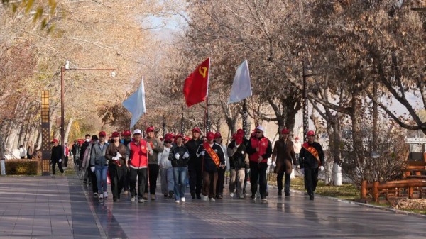 徒步赏景又护绿 富蕴县绿色出行活动点亮城市活力