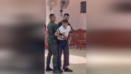 泰国征兵抽签惊魂：金桔青年失足走不稳！