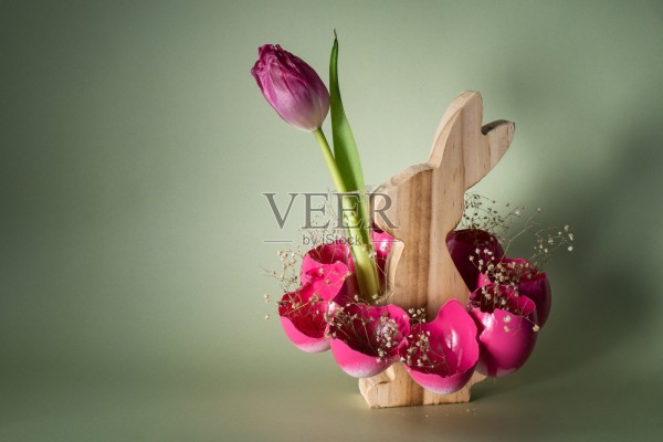 复活节假期装饰，采用可持续材料，粉色蛋壳、木兔子花瓶装饰，配有新鲜的郁金香花。可复制的空白区域，DIY自制礼物创意。零浪费手工准备。照片摄影图片