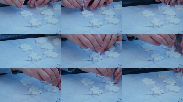 工作室剪纸，儿童风干粘土活动手工艺创意。DIY过程分步说明。为圣诞树节日装饰做准备。现代有机设计，极