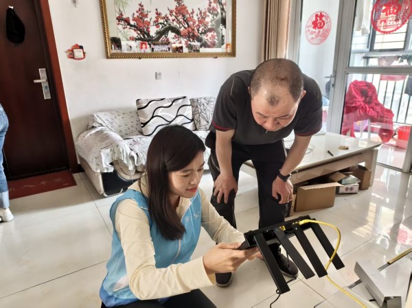 山东移动临清分公司上门助老人跨越“数字鸿沟”