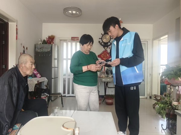 山东移动临清分公司上门助老人跨越“数字鸿沟”