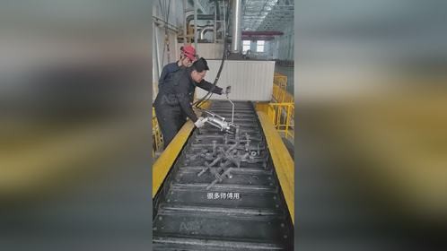 使用分离钳如何避免损伤铸件本体？