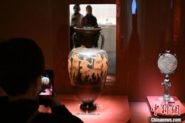 11月13日，观众在位于北京的中国国家博物馆参观“美的多元——古希腊的艺术与生活”展。中新社记者 田雨昊 摄