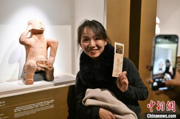 11月13日，参观者在位于北京的中国国家博物馆打卡“美的多元——古希腊的艺术与生活”展。中新社记者 田雨昊 摄