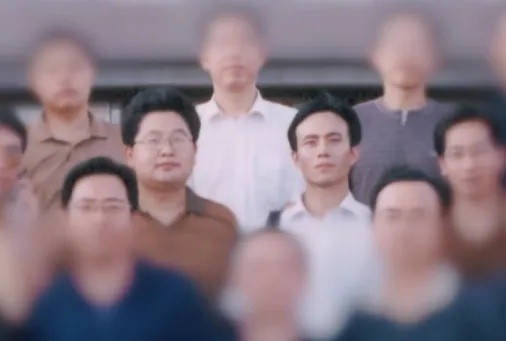 “人怎么可能对一块石头产生感情呢……”