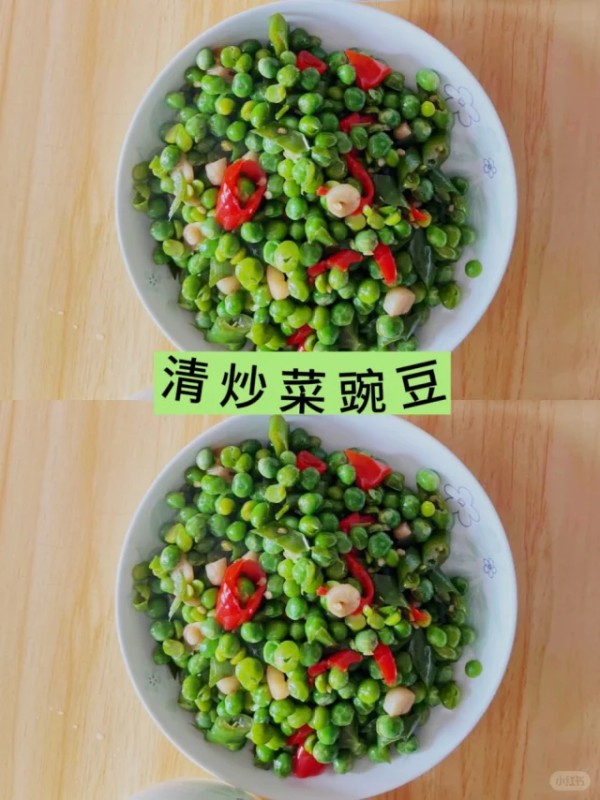 家庭厨房使用场景图：木纹操作台上摆放打开的速冻青豌豆粒包装袋，旁边是刚出锅的翡翠虾仁炒饭（米饭粒粒分明，青豌豆粒与粉红虾仁交错分布，色泽明快），一只陶瓷小碗盛有焯水后的青豌豆粒配柠檬片与橄榄油，体现日常化、健康化、高颜值食用方式