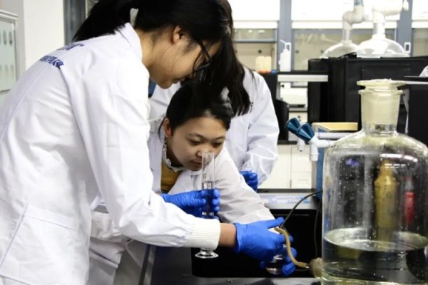 “化妆品”课热度极高！高校回应