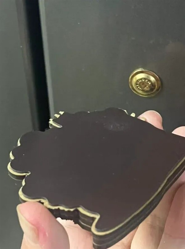 冰箱贴会把冰箱门压坏？并不会 但有一种贴法真的伤冰箱