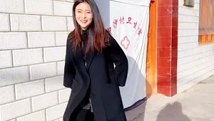 蓉儿想跟嫂子去买辣条，没料到竟被骗去药店打针，那小表情可逗了