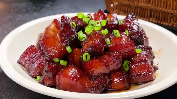 红烧肉怎样做才色泽红亮，软糯入味，大厨教你简单2步，轻松搞定