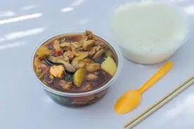 你还在这样使用塑料瓶、塑料盒吗？小心是在给自己慢性“投毒”图片