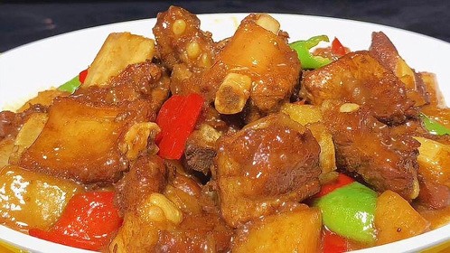 排骨烧土豆这样做，软烂入味，鲜香好吃又下饭，全家人都爱吃