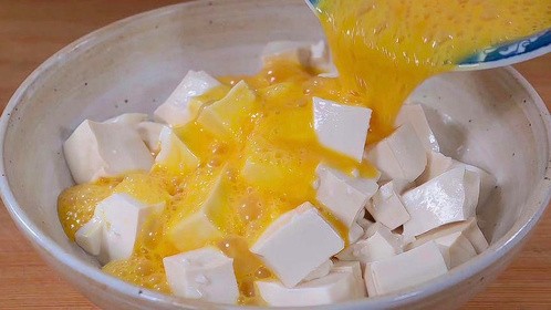 把鸡蛋倒进豆腐里面，这绝对是你没有试过的做法